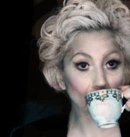 Lady Gaga buvant une tisane