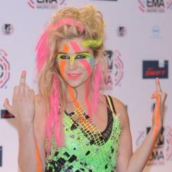 Kesha en total look fluo