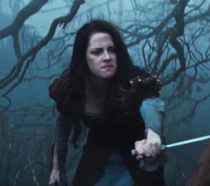 Kristen Stewart dans la forêt dans Blanche neige et le chasseur