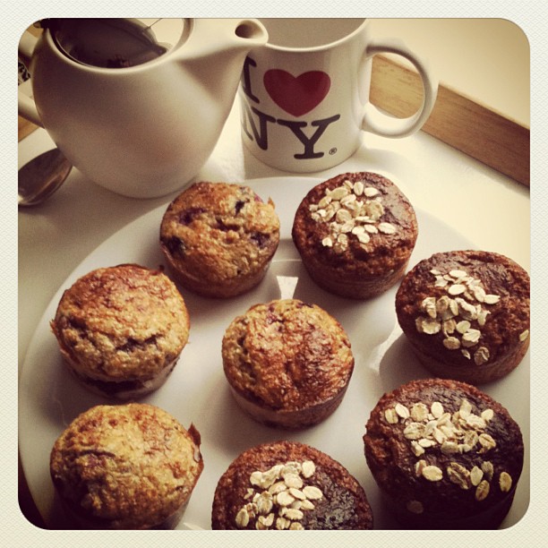 Goûter de muffins maison et thé aux fruits rouges