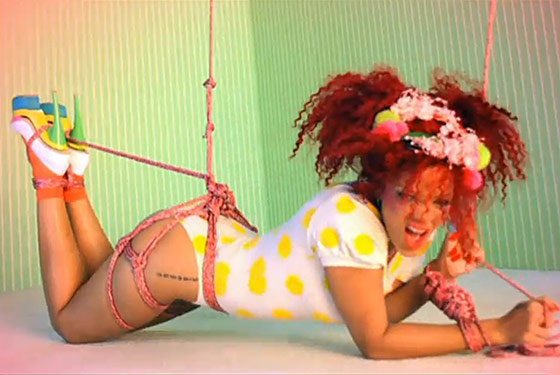 Rihanna, dans le clip de S&M