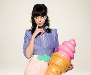 Katy Perry et un cornet de glace géant