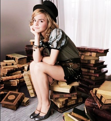 Emma Watson sur une pile de livres