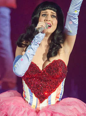 Katy Perry et sa robe en forme de coeur