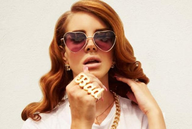 Lana Del Rey et ses lunettes en forme de coeur