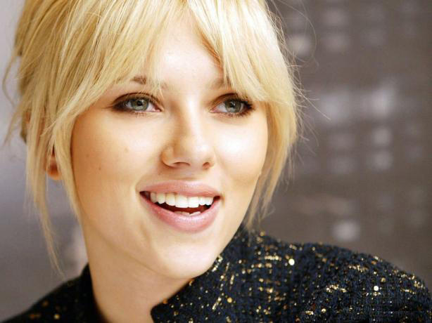 Scarlett Johansson a un sourire exquis