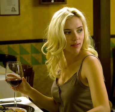 Scarlett Johansson buvant du vin