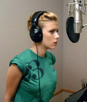 Scarlett Johansson en train de chanter