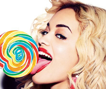 La chanteuse Rita Ora mange une sucette sur une photo de GQ Magazine