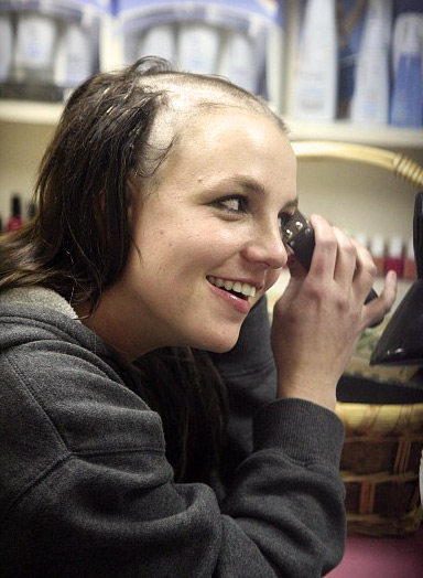 Britney Spears se rase le crâne