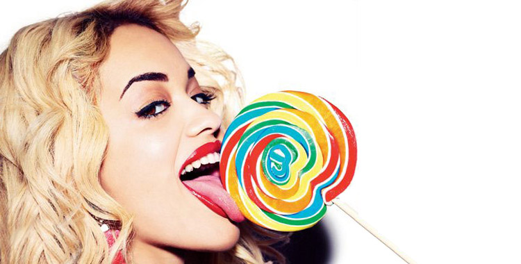 Rita Ora aime les confiseries. Elle mange une sucette