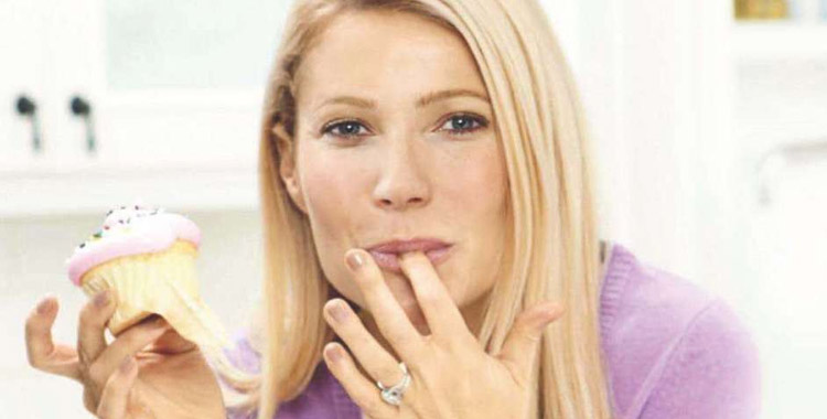 Gwyneth Paltrow mange des muffins