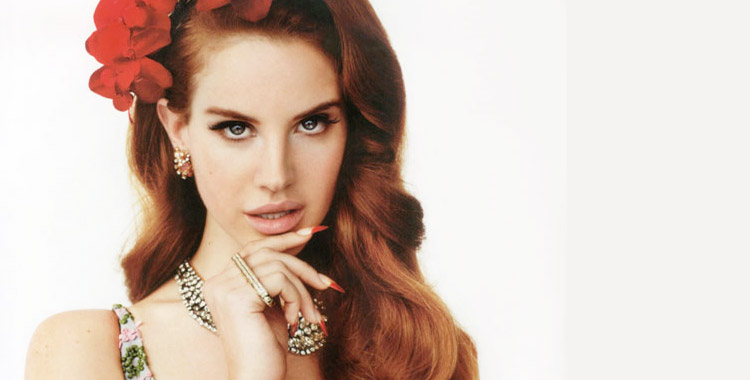 Lana Del Rey et ses ongles nail artés