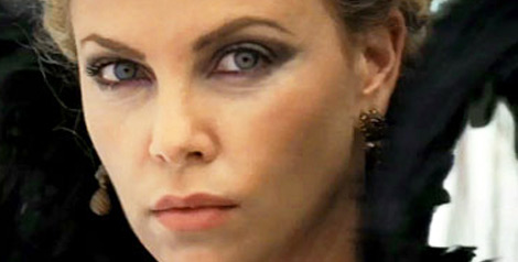 Charlize Theron en reine maléfique dans Blanche Neige et le chasseur