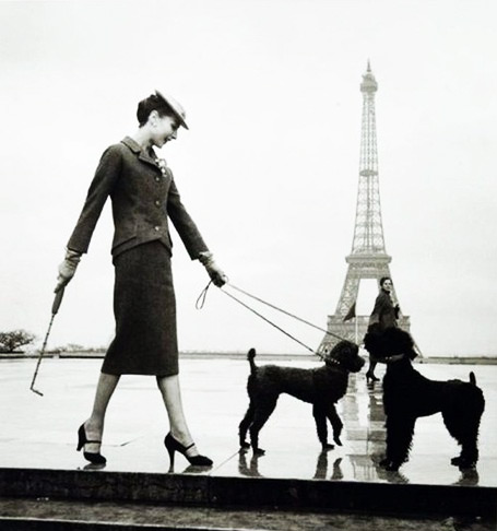 Audrey Hepburn devant la Tour Eiffel