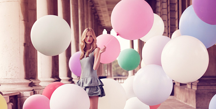 Une jeune fille avec des ballons