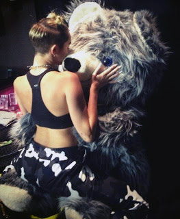Miley Cyrus danse avec un ours en peluche