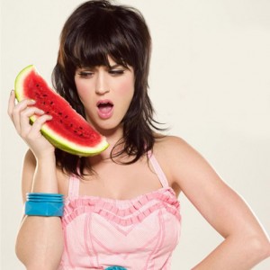 Katy Perry téléphone avec une pastèque