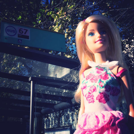 Barbie prend le bus