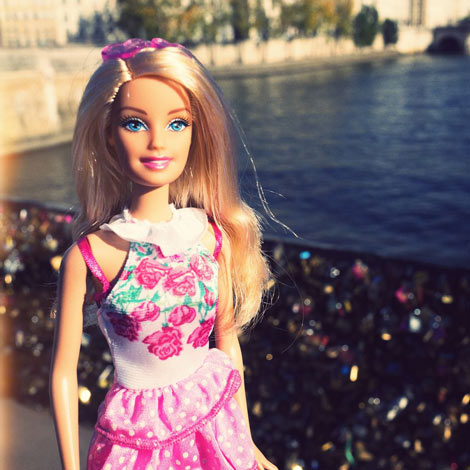 Barbie au Pont des Arts