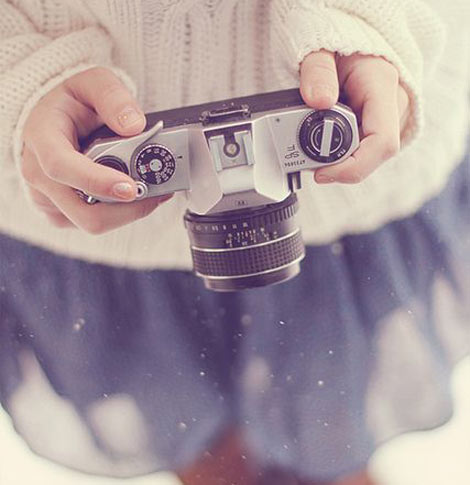 une femme avec un appareil photo dans la neige