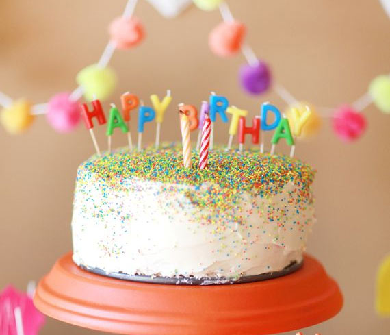 Gâteau d'anniversaire coloré